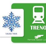 Treno Ferrovie Appulo Lucane bloccato dalla neve, simbolo fiocco blu su sfondo verde informativo.