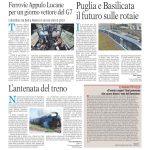 Pagina di giornale che parla delle Ferrovie Appulo Lucane, con immagini di un treno e una carrozza passeggeri.