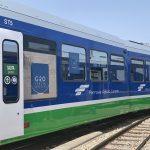 Treno delle Ferrovie Appulo Lucane con logo G20 Italia 2021 sui finestrini, fermo su binari.