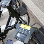 Biciclette elettriche per il bike-sharing parcheggiate in fila, pronte per l'uso urbano.