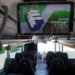 Immagine interna di un autobus moderno con schermo informativo per monitorare corse e acquistare biglietti.