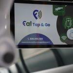 Immagine di uno schermo informativo su un autobus, illustrante il servizio Cal Tap & Go.