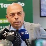 Rappresentante in conferenza stampa parla del nuovo sistema di bigliettazione per i trasporti pubblici.
