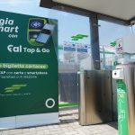 Chiosco informativo sul sistema di pagamento Tap & Go senza biglietto cartaceo per mezzi pubblici.