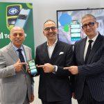 Tre uomini mostrano un'app per viaggi smart, evidenziando la tecnologia senza biglietti.