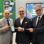 Tre uomini mostrano un'app innovativa per il trasporto pubblico, promuovendo viaggi smart e senza biglietti.