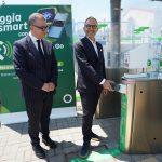 Inaugurazione del sistema di pagamento smart per il trasporto pubblico, con funzionari all'ingresso della stazione.