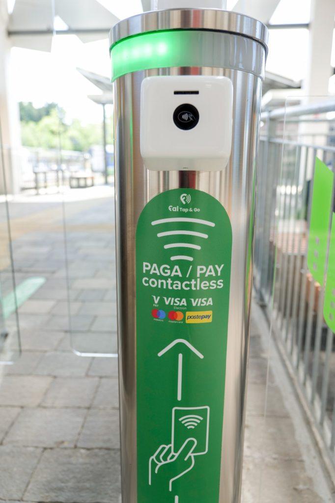 Dispositivo di pagamento contactless Cal Tap & Go con istruzioni chiare per utilizzo e simboli di carte accettate.