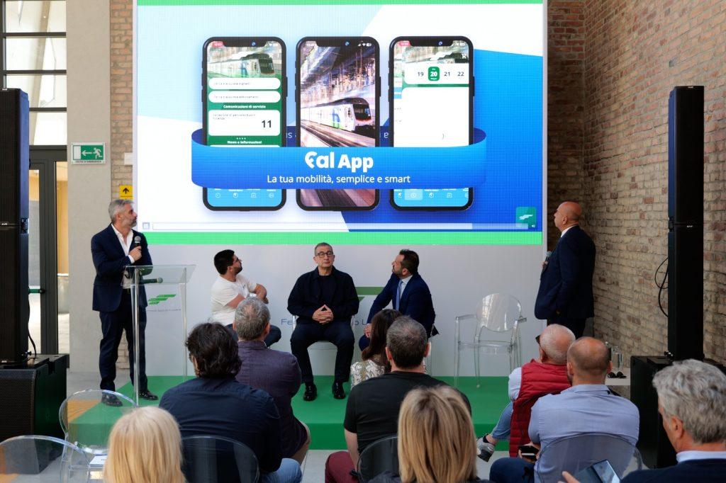 Presentazione della Cal App per trasporti smart, sullo sfondo display con informazioni su mobilità e servizi.