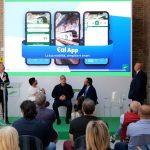 Presentazione della Cal App per trasporti smart, sullo sfondo display con informazioni su mobilità e servizi.