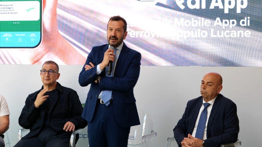 Presentazione della nuova app mobile di Ferrovia Appulo Lucane, con relatori a un evento.