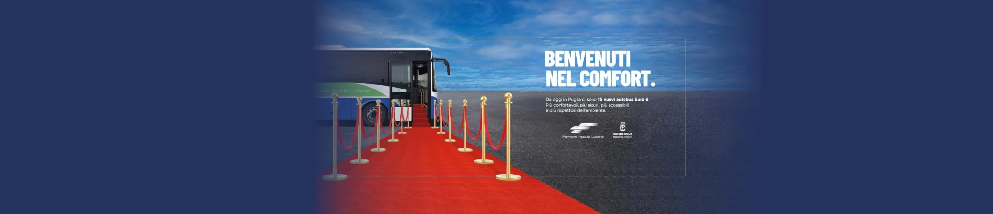 Ingresso su tappeto rosso con autobus; testo: BENVENUTI NEL COMFORT per nuovi autobus in Puglia.